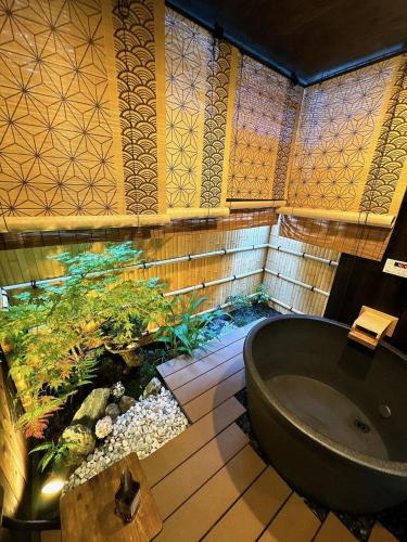 a bathroom with a bath tub and an aquarium at 带露天浴缸全新双层别墅 3室2卫 四线电车 直达关西机场 15分钟至USj 心斋桥 难波 大阪城公园 in Osaka
