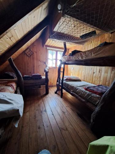 a room with two bunk beds and a window at el refugio de caniche in Caviahue