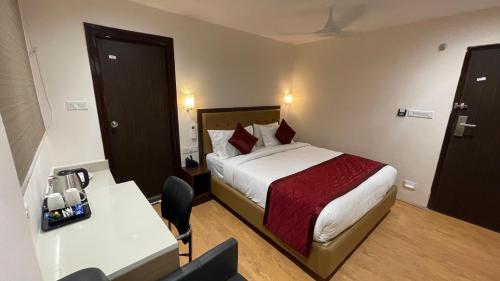 Una cama o camas en una habitación de Hotel Silver Clé Hitech City Madhapur