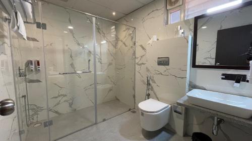 Un baño de Hotel Silver Clé Hitech City Madhapur