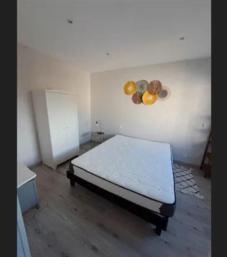 a room with a bed in a room at Maison de vacances à 500m de la mer in Santec