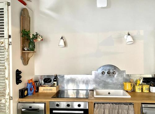 Kuchyň nebo kuchyňský kout v ubytování Cottage normand - charme et authenticité