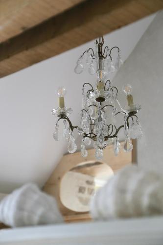 un lustre assis au-dessus d'une table dans l'établissement Cottage normand - charme et authenticité, à Omonville-la-Rogue