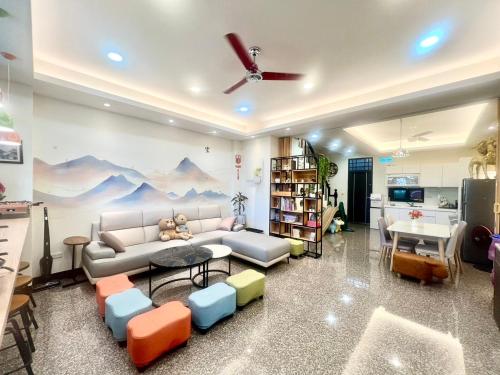 TianweiにあるBeauty Chen's House #2のソファとテーブルのあるリビングルーム