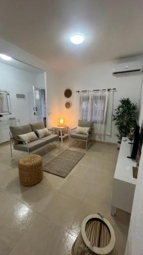 una sala de estar con un sofá y una mesa en Casa Anita, en Fuengirola