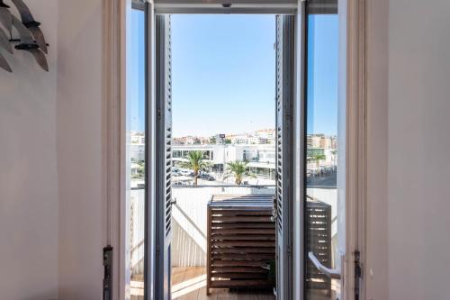 d'une porte coulissante en verre offrant une vue sur la ville. dans l'établissement Downtown Cannes walk to Beaches and Croisette, à Cannes