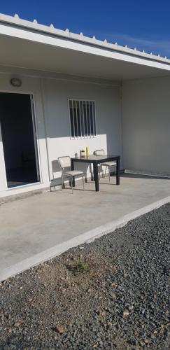 Το κτήριο όπου στεγάζεται  το κάμπινγκ