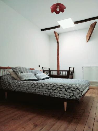 - un lit dans une chambre avec plafond dans l'établissement Gîte ETH ARREYEN avec piscine privée et magnifique vue sur Pyrénées, à Tilhouse