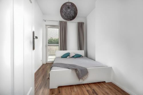 Giường trong phòng chung tại Apartament Poznań Świerczewo, Willa Jodłowa