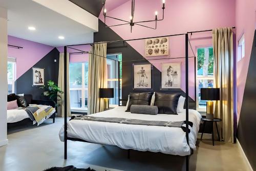 Ένα ή περισσότερα κρεβάτια σε δωμάτιο στο Pool Hot Tub School Bus - Downtown 5 min drive