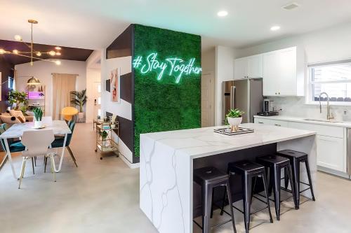 Η κουζίνα ή μικρή κουζίνα στο Pool Hot Tub School Bus - Downtown 5 min drive