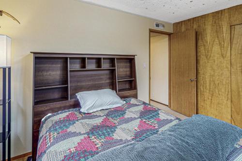 a bedroom with a bed and a wooden headboard at Columbia Vista in Richland