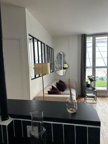 un salon avec un canapé et une table dans l'établissement Appartement avec terrasse, à Paris