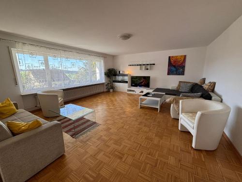 ein Wohnzimmer mit Sofa und Tisch in der Unterkunft Für Handwerker und Gruppen- große Ferienwohnung mit Balkon und Terrasse in Bad Dürrheim