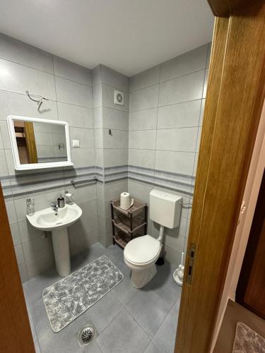 Kamar mandi di Viktor Apartman