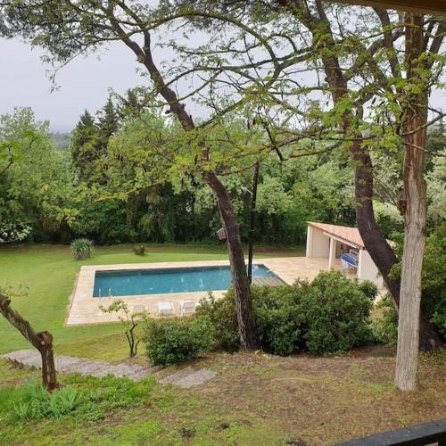 une maison avec une piscine dans une cour dans l'établissement Appartement dans campagne aixoise, à Ventabren