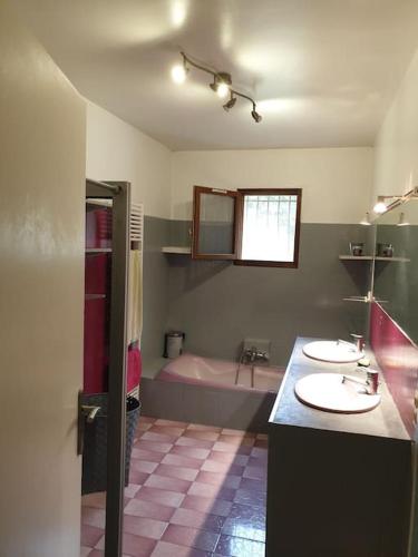 une salle de bain avec deux lavabos et une baignoire dans l'établissement Appartement dans campagne aixoise, à Ventabren