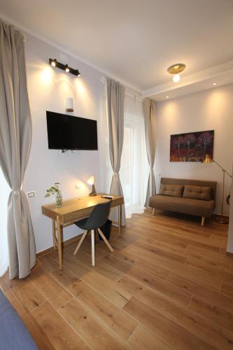 a living room with a desk and a couch at La Dolce Vita Civitavecchia in Civitavecchia