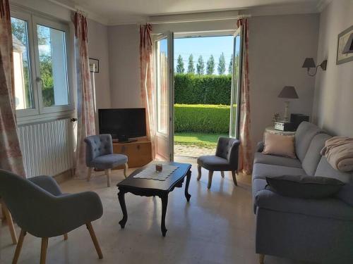 un salon avec un canapé, des chaises et une table dans l'établissement Maison 5 pièces en bord de mer et campagne, à Pordic