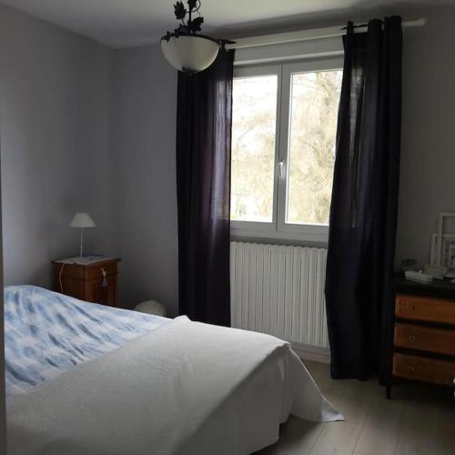 une chambre avec un lit et une fenêtre dans l'établissement Maison 5 pièces en bord de mer et campagne, à Pordic