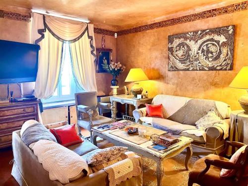 un salon avec deux canapés et une table dans l'établissement Appartement de luxe au cœur de Saint-Tropez, à Saint-Tropez