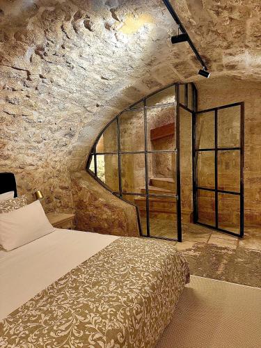 une chambre avec un lit et une grande fenêtre dans l'établissement Le Spacieux - Un Voyage en Provence- Offre de lancement, à Aix-en-Provence