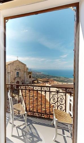 a balcony with two chairs and a view of the ocean at Bed & Breakfast StudioArcodia- in San Marco dʼAlunzio