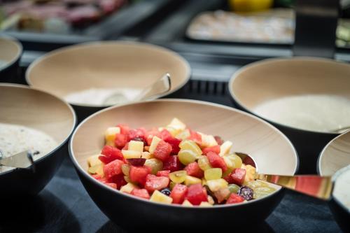 博尔滕哈根BEECH Resort Boltenhagen的坐在桌子上一碗水果