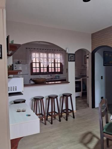 Una cocina o cocineta en Hospeda itaguá