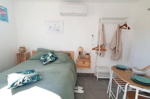 Ένα ή περισσότερα κρεβάτια σε δωμάτιο στο Studio avec jardin et parking proche plages et Sainte-Musse