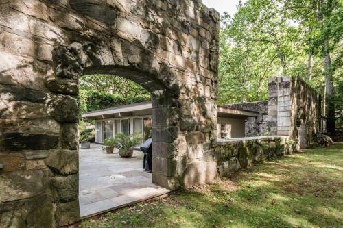 Κήπος έξω από το Midcentury Modern ZenHouse Sculptor Studio