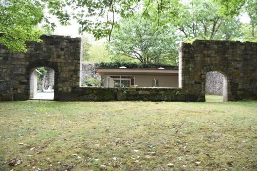 Κήπος έξω από το Midcentury Modern ZenHouse Sculptor Studio