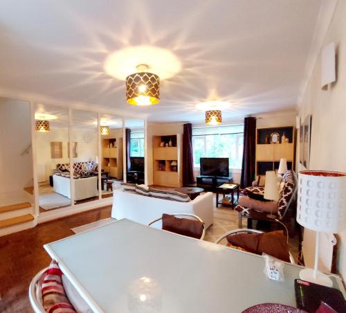 a living room with a white table and chairs at Oriental, 2 Double Bedroom Flat, Royal Greenwich, SE London in London