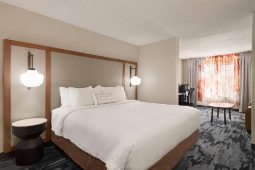 Una gran cama blanca en una habitación de hotel. en Fairfield Inn & Suites Wheeling - St. Clairsville, OH, en Saint Clairsville