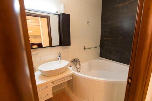 Phòng tắm tại Clara Residence Two Room Cozy Apartment