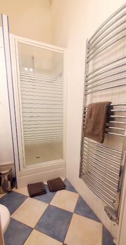 une salle de bain avec douche et toilettes et une fenêtre dans l'établissement Hortensia Appartement de Charme 92 m2 Hyper Centre - Down Town, à Boulogne-sur-Mer