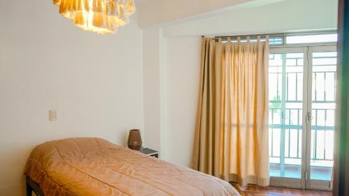 una camera da letto con un letto e una grande finestra di La Chile a Salta