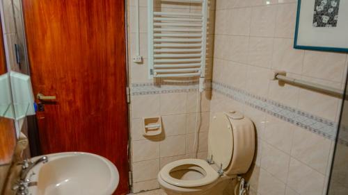 un bagno con un water e un lavandino di La Chile a Salta