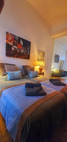 une chambre avec deux lits avec des serviettes dessus dans l'établissement Hortensia Appartement de Charme 92 m2 Hyper Centre - Down Town, à Boulogne-sur-Mer