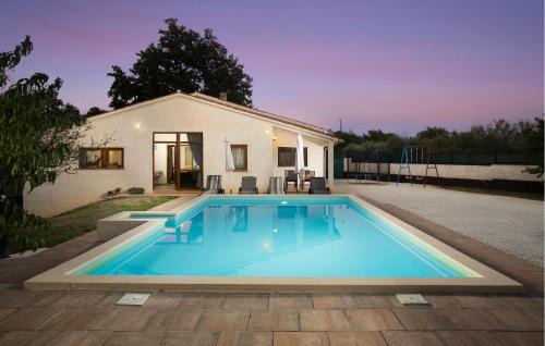 Three-Bedroom Holiday Home In Divsici