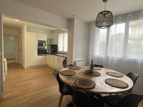 a kitchen and dining room with a table and chairs at Prox centre, beau T3, 2 ch, 7 personnes in Brest