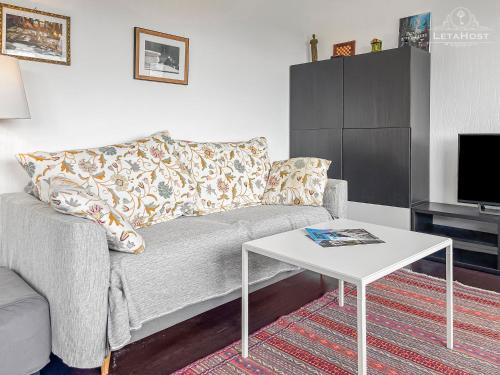 un salon avec un canapé et une table basse dans l'établissement Vue dégagée, Cuisine moderne et WIFI, à Strasbourg