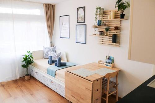 a small bedroom with a bed and a desk at Le Petit- Niedliches Ferienapartment mit Pool in Schluchsee