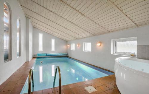 Swimmingpoolen hos eller tæt på Pet Friendly Home In Thisted With Sauna