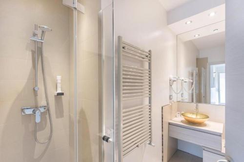 une salle de bain avec une douche, un lavabo et un miroir dans l'établissement Locanda Corte Montioni, à Lazise