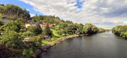una vista di un fiume con case e alberi di Ferienhaus im Odertal a Schöneberg