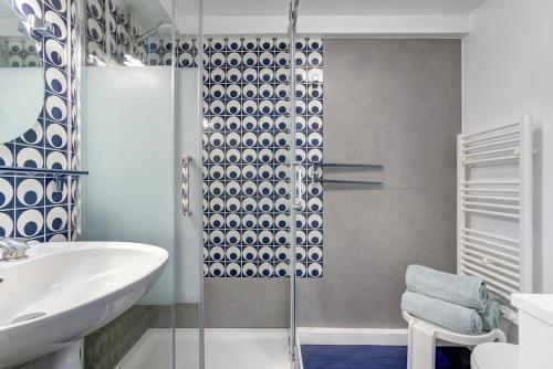 La salle de bains est pourvue d'un lavabo et d'une porte de douche en verre. dans l'établissement Large peaceful chalet for mountain adventures! Perfect for Flégère and Grand Montet skiing, à Chamonix-Mont-Blanc