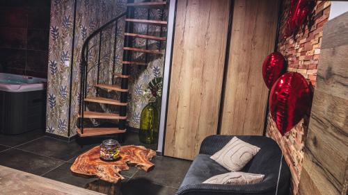 un salon avec une chaise et une table dans l'établissement Évasion room spa, à Hénin-Beaumont