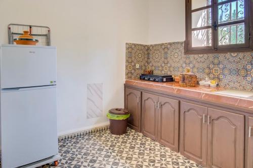 Riad Elaissiにあるキッチンまたは簡易キッチン