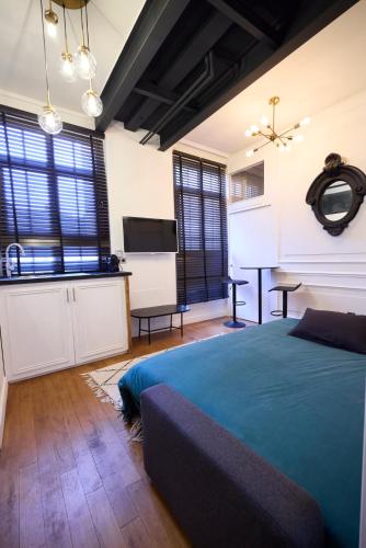 une chambre avec un lit et une télévision à écran plat dans l'établissement Un Studio cosy au Cœur de Paris 17 Batignolles , Monceau, à Paris